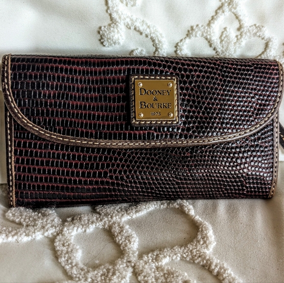 VINTAGE DOONEY & BOURKE DARK BROWN 🤎 LIZARD EMBOSSED DESIGN WALLET - Picture 1 of 14